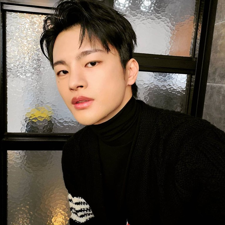 Potret Wajah Seo In Guk yang Berubah-ubah Seo In Guk mengakui wajahnya kerap berubah-ubah, kadang ia terlihat tampan dan kadang terlihat jelek. Yuk kita intip bagaimana potretnya!