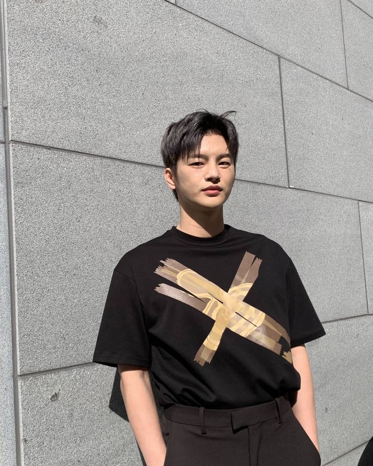 Potret Wajah Seo In Guk yang Berubah-ubah Seo In Guk mengakui wajahnya kerap berubah-ubah, kadang ia terlihat tampan dan kadang terlihat jelek. Yuk kita intip bagaimana potretnya!