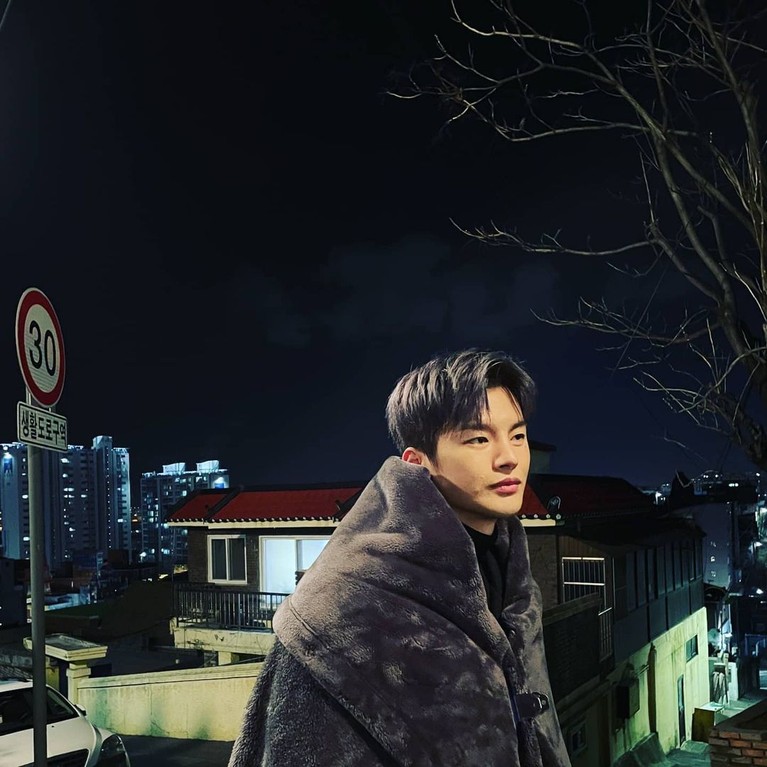 Potret Wajah Seo In Guk yang Berubah-ubah Seo In Guk mengakui wajahnya kerap berubah-ubah, kadang ia terlihat tampan dan kadang terlihat jelek. Yuk kita intip bagaimana potretnya!