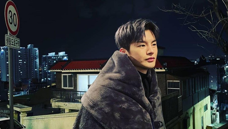 Seo In Guk mengakui wajahnya kerap berubah-ubah, kadang ia terlihat tampan dan kadang terlihat jelek. Yuk kita intip bagaimana potretnya!
