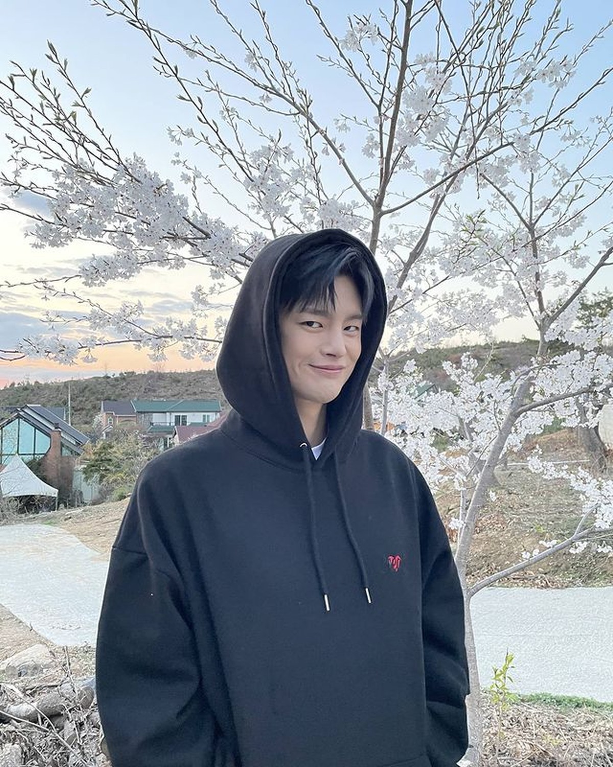 Seo In Guk mengakui wajahnya kerap berubah-ubah&comma; kadang ia terlihat tampan dan kadang terlihat jelek&period; Yuk kita intip bagaimana potretnya&excl;