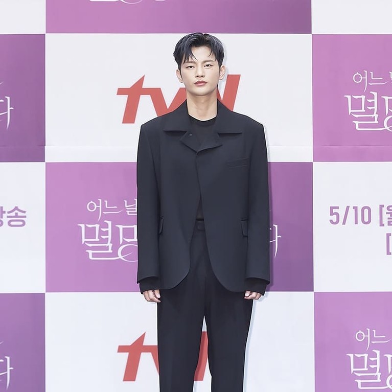 Potret Wajah Seo In Guk yang Berubah-ubah Seo In Guk mengakui wajahnya kerap berubah-ubah, kadang ia terlihat tampan dan kadang terlihat jelek. Yuk kita intip bagaimana potretnya!