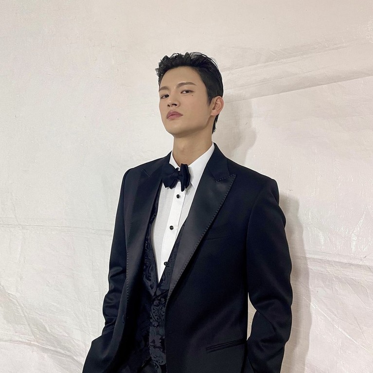 Potret Wajah Seo In Guk yang Berubah-ubah Seo In Guk mengakui wajahnya kerap berubah-ubah, kadang ia terlihat tampan dan kadang terlihat jelek. Yuk kita intip bagaimana potretnya!
