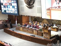 Rapat Paripurna DPR Dipimpin Puan, Azis Syamsuddin Hadir