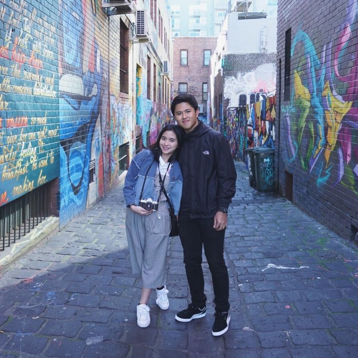 Sebelum memutuskan untuk menikah, keduanya telah menjalin hubungan asmara selama 4 tahun. Banyak momen spesial saat mereka bersama yang dibagikan di akun Instagram masing-masing, salah satunya foto yang ada di atas. (foto: instagram.com/heiselrdwn)