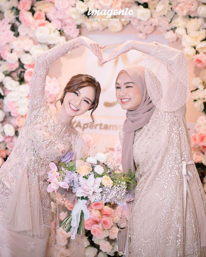 Seperti yang diketahui, Nanda Arsyinta merupakan anak pertama dari dua bersaudara. Ia memilki adik kandung yang tak kalah cantik, bernama Nadya Aisha. Dia juga merupakan sosok hijabers panutan di kalangan anak muda lho. (Instagram.com/nandaarsynt)