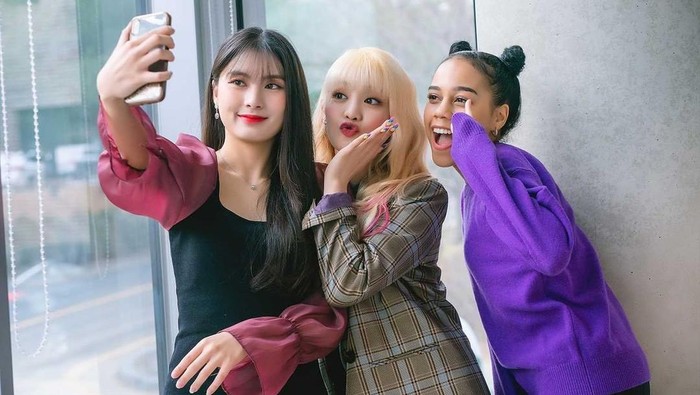 5 Alasan Sitkom Netflix 'So Not Worth It' Wajib Kamu Tonton!