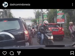 Viral Mobil di Solo Dipaksa Mundur Alon-alon Gegara Lawan Arah