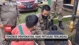 VIDEO: Terobos Penyekatan, Kaki Petugas Terlindas