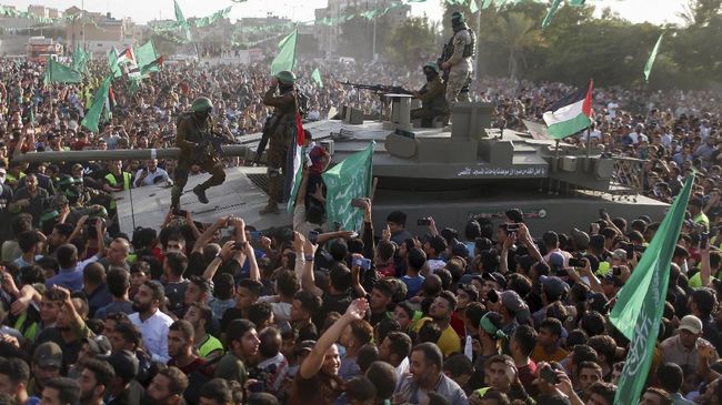 FOTO: Aksi Militan Hamas Unjuk Kekuatan di Jalur Gaza