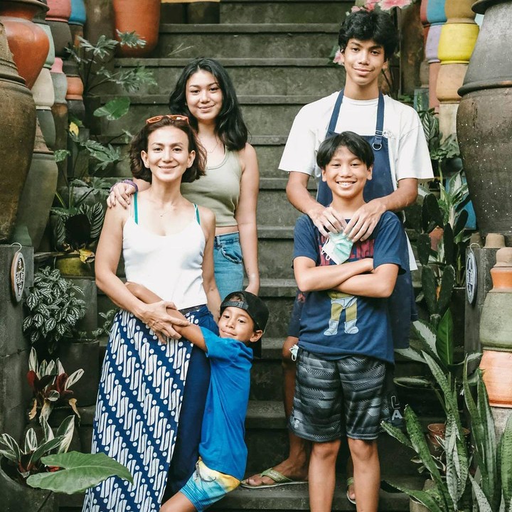 <p>Gadis cantik yang akrab disapa Shalima ini punya tiga adik, Bunda. Yakni Muhammad Alfath Hakim, Rakhsan Rashan Hakim, dan si bungsu Malakai Ali Schuldt Hadi dari pernikahan kedua Wanda Hamidah. (Foto: Instagram @wanda_hamidah)</p>