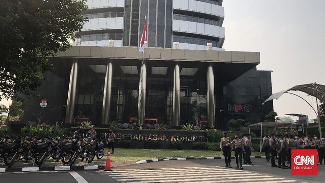 Mantan satpam KPK Iwan Ismail yang dipecat buka suara soal keberadaan bendera Hizbut Tahrir Indonesia (HTI) di gedung KPK.
