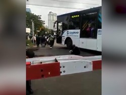 Sederet Fakta Heboh Bus TransJakarta Berhenti Mendadak di Rel Kereta