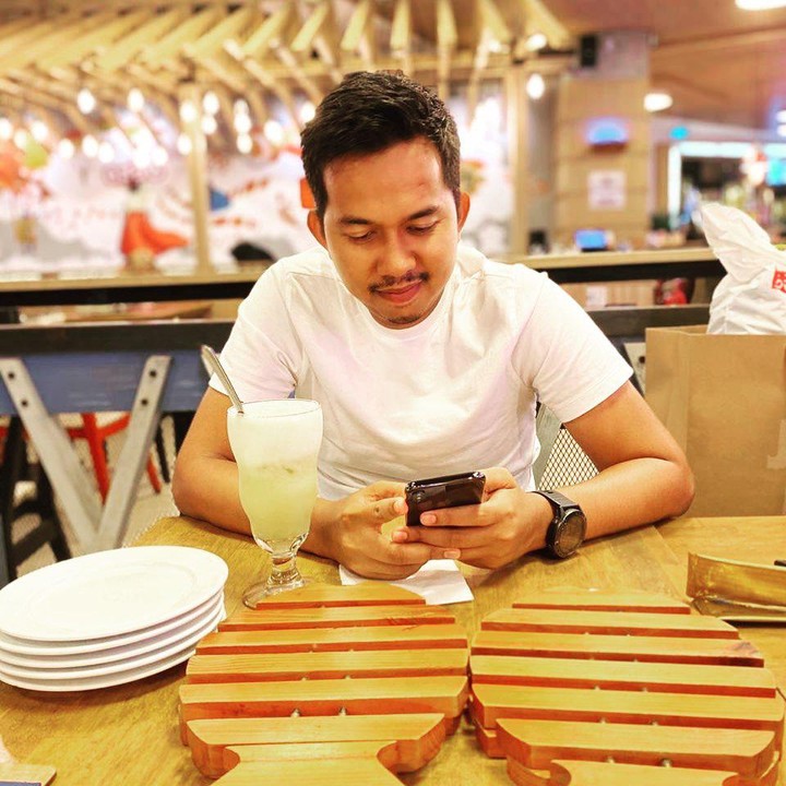 <p>Lewat Instagram, Ega kerap menampilkan potret-potretnya yang tampan. Seperti ketika sedang <em>hangout</em> untuk mengisi waktu luang. (Foto: Instagram: @eghaprayudi)</p>