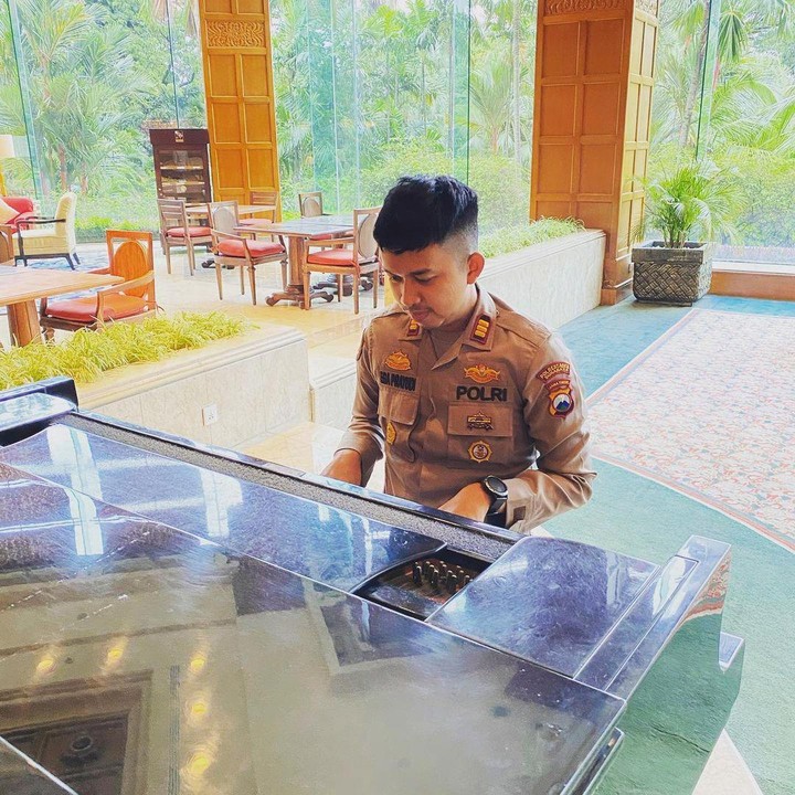 <p>Meski tak terjun ke dunia hiburan, putra Tukul Arwana juga bisa bermain musik. Pada foto di atas, Ega terlihat sedang memainkan piano. (Foto: Instagram: @eghaprayudi)</p>