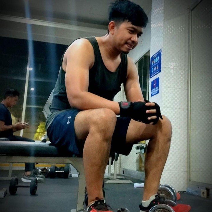 <p>Berprofesi sebagai polosi, Ega tak pernah lupa berolahraga untuk menjaga kebugaran tubuhnya. Hal itu membuat Ega terlihat kekar dan bugar, Bunda. (Foto: Instagram: @eghaprayudi)</p>