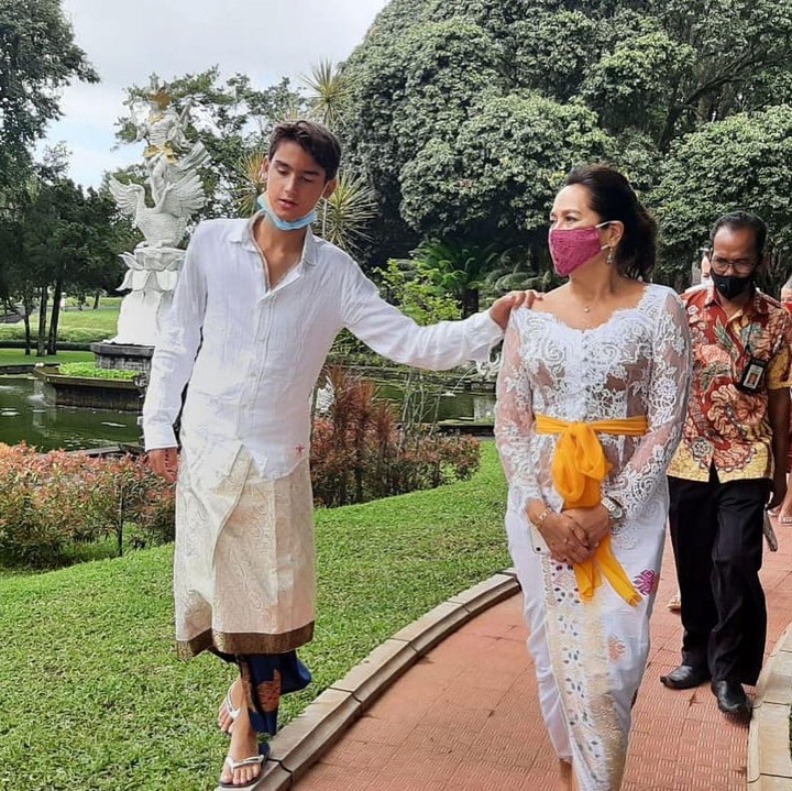 <p>Beranjak remaja, Kiran tak pernah absen menemani sang Bunda ketika menghadiri acara penting. Tengok saja penampilan kompak mereka ketika berkunjung ke Tampaksiring, Bali. (Foto: Instagram: @kartikasoekarnofoundation)</p>