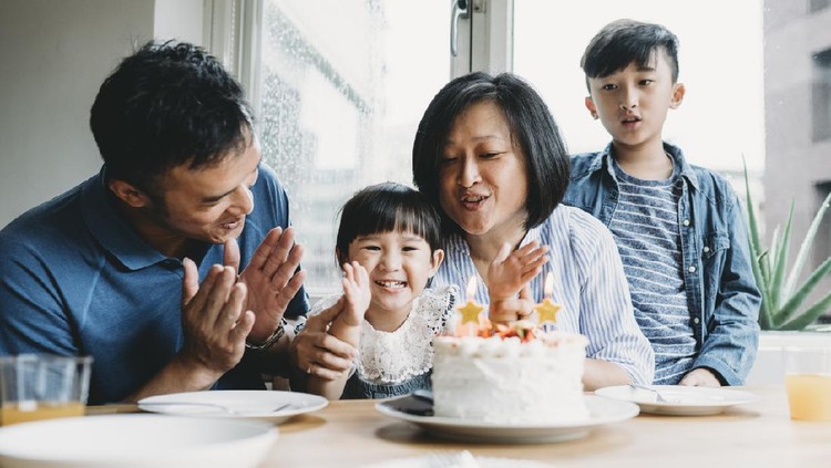 Family celebrating the birthday of the little daughter together