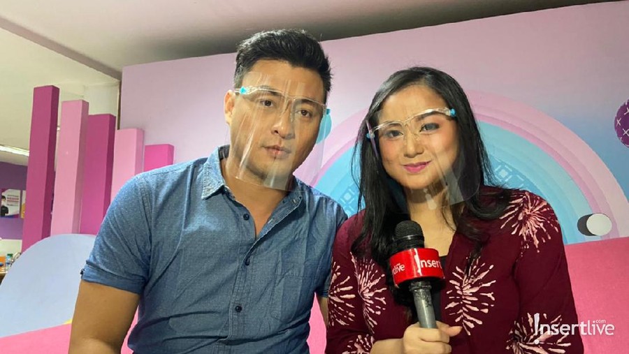 Juwita Bahar dan suami