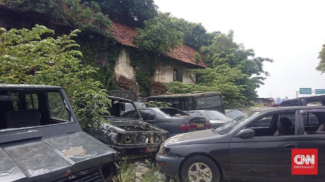 Kastel Batavia bisa jadi merupakan bangunan yang sarat sejarah. Namun kini, kondisinya mengenaskan, bahkan menjadi area parkir kendaraan.