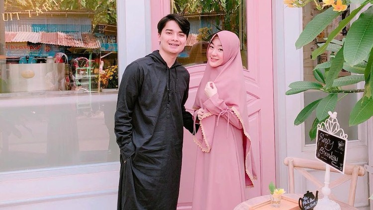 Kenangan Manis Alvin Faiz dan Larissa Chou Saat Makan Bareng Kenangan Manis Alvin Faiz dan Larissa Chou Saat Makan Bareng