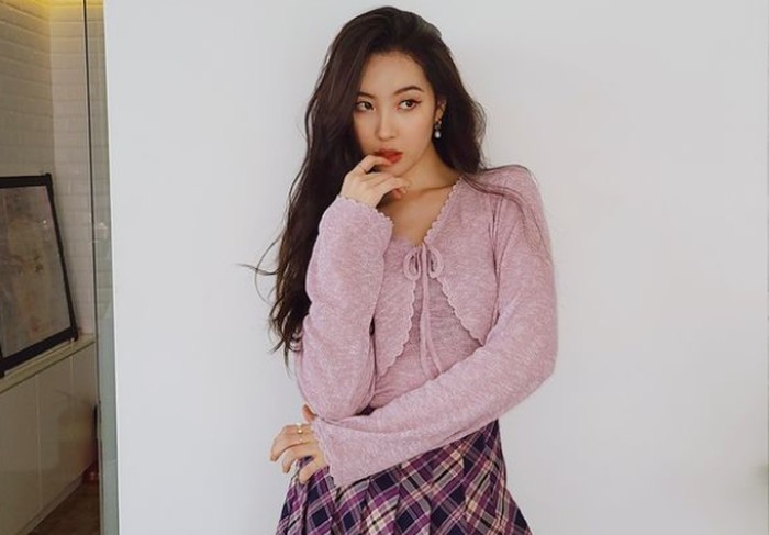 Mungkin ada yang belum tahu kalau Sunmi merupakan mantan anggota Wonder Girls. Lagu-lagu Sunmi bernuansa dark yang menjadi ciri khasnya. Sunmi juga dikenal punya aksi panggung yang ikonik bersama para dancernya / foto: instagram.com/miyayeah
