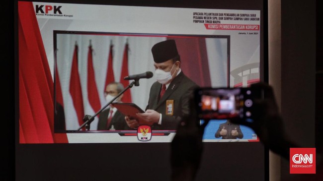 Pakar hukum pidana menilai pimpinan KPK harus memenuhi panggilan Komnas HAM soal laporan dugaan pelanggaran hak asasi yang disampaikan pegawai tak lolos TWK.