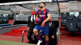 Tolak Nomor 10, Aguero Pilih Bekas Messi di Barcelona