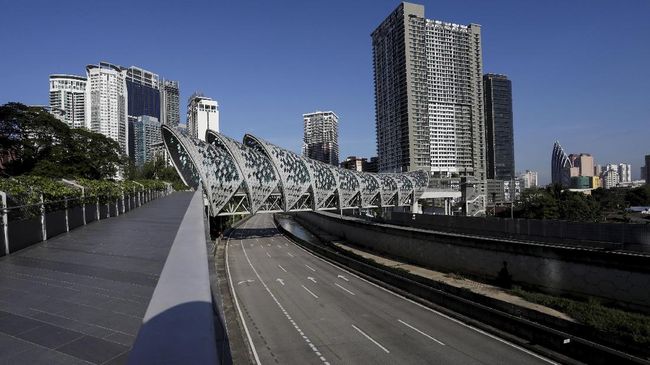 Menyoal Penerapan Ketat Lockdown Malaysia hingga PPKM Mikro Dalam waktu berdekatan, RI dan Malaysia sama-sama memperpanjang pembatasan pergerakan masyarakat dan aktivitas perekonomian menyusul peningkatan Covid-19.