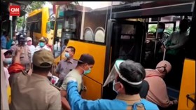 VIDEO: 24 Orang Kluster Keluarga Dibawa Ke Wisma Atlet