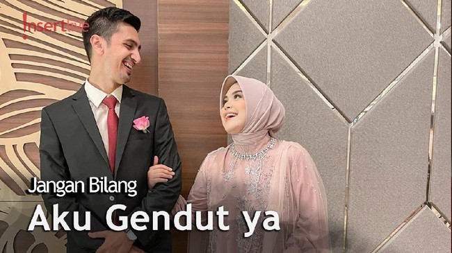 Vebby Palwinta Senang Akhirnya Bisa Foto OOTD Kondangan Bareng Suami