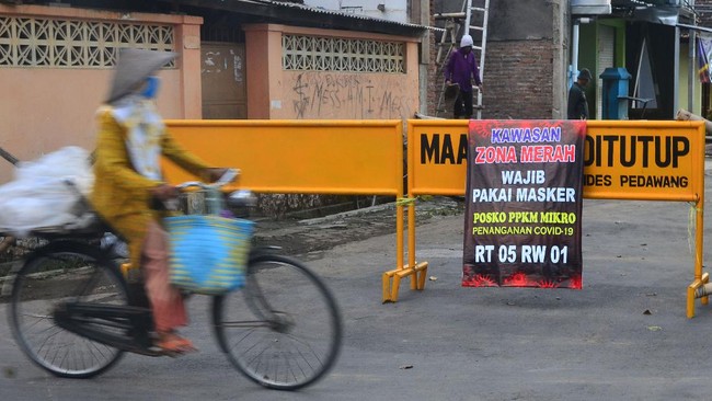 Ekonom menilai dampak pengetatan PPKM mikro terhadap ekonomi tidak akan seburuk penerapan PSBB atau lockdown.