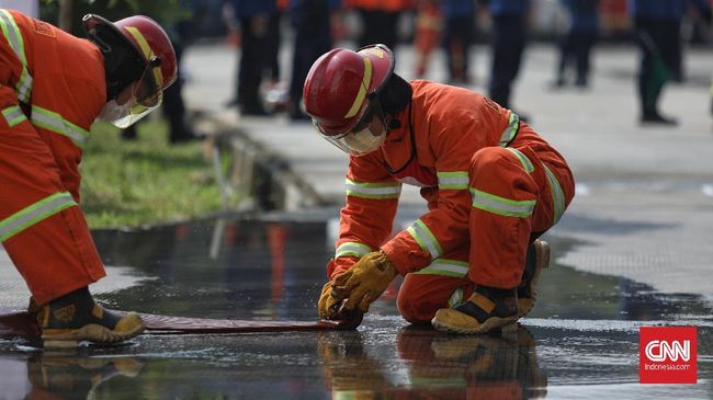 Rusun Tanah Tinggi Terbakar, 13 Mobil Damkar Dikerahkan Belasan mobil pemadam kebakaran (Damkar) dikerahkan untuk memadamkan api yang membakar Rusun Tanah Tinggi, Jakarta Pusat.
