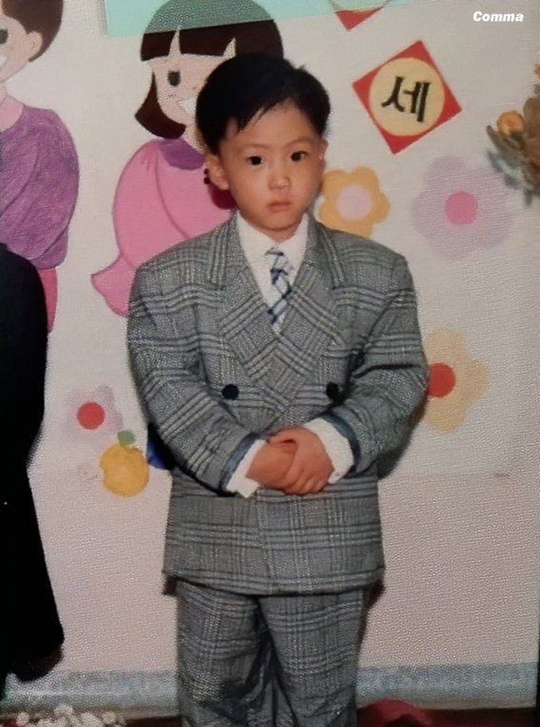 Adu Lucu Potret Masa Kecil Para Member BTS Potret masa kecil para member BTS sangat menggemaskan. Yuk kita lihat siapa yang paling lucu!