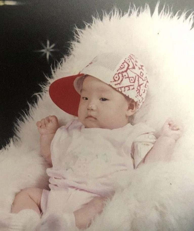 Adu Lucu Potret Masa Kecil Para Member BTS Potret masa kecil para member BTS sangat menggemaskan. Yuk kita lihat siapa yang paling lucu!