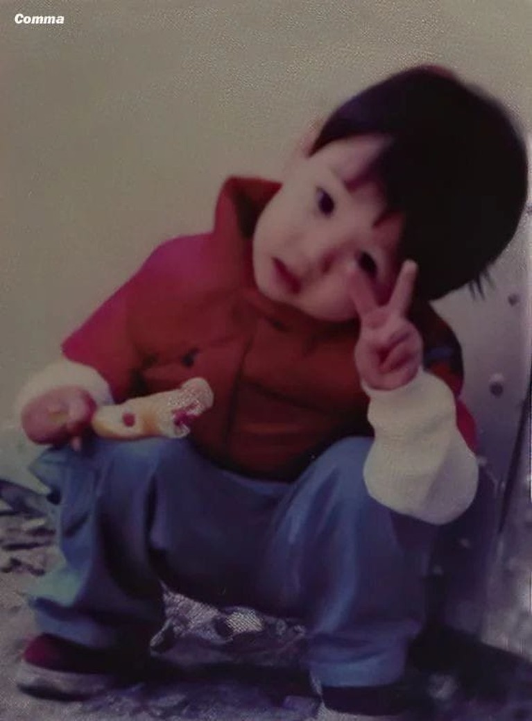 Adu Lucu Potret Masa Kecil Para Member BTS Potret masa kecil para member BTS sangat menggemaskan. Yuk kita lihat siapa yang paling lucu!