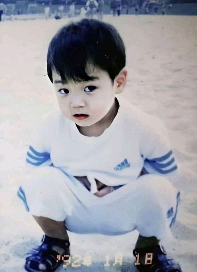 Adu Lucu Potret Masa Kecil Para Member BTS Potret masa kecil para member BTS sangat menggemaskan. Yuk kita lihat siapa yang paling lucu!