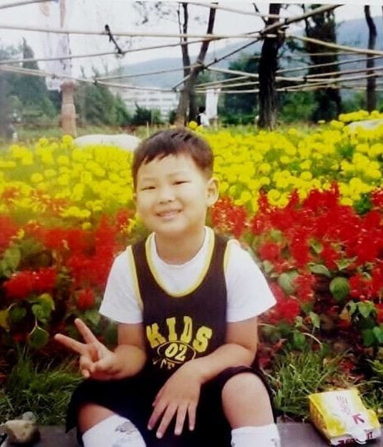 Adu Lucu Potret Masa Kecil Para Member BTS Potret masa kecil para member BTS sangat menggemaskan. Yuk kita lihat siapa yang paling lucu!