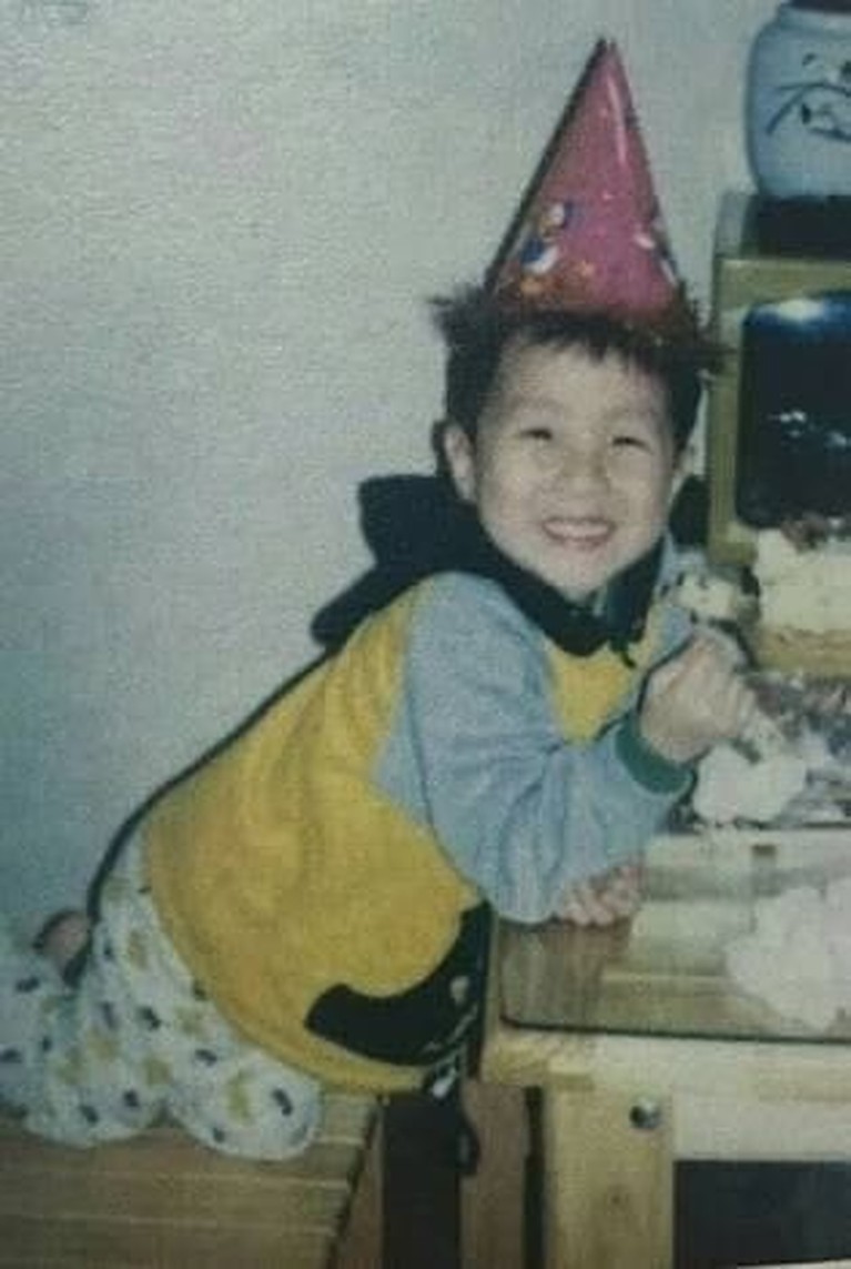 Adu Lucu Potret Masa Kecil Para Member BTS Potret masa kecil para member BTS sangat menggemaskan. Yuk kita lihat siapa yang paling lucu!