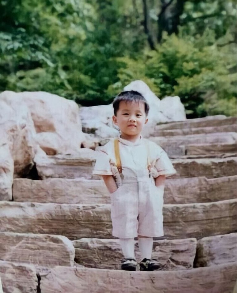 Adu Lucu Potret Masa Kecil Para Member BTS Potret masa kecil para member BTS sangat menggemaskan. Yuk kita lihat siapa yang paling lucu!