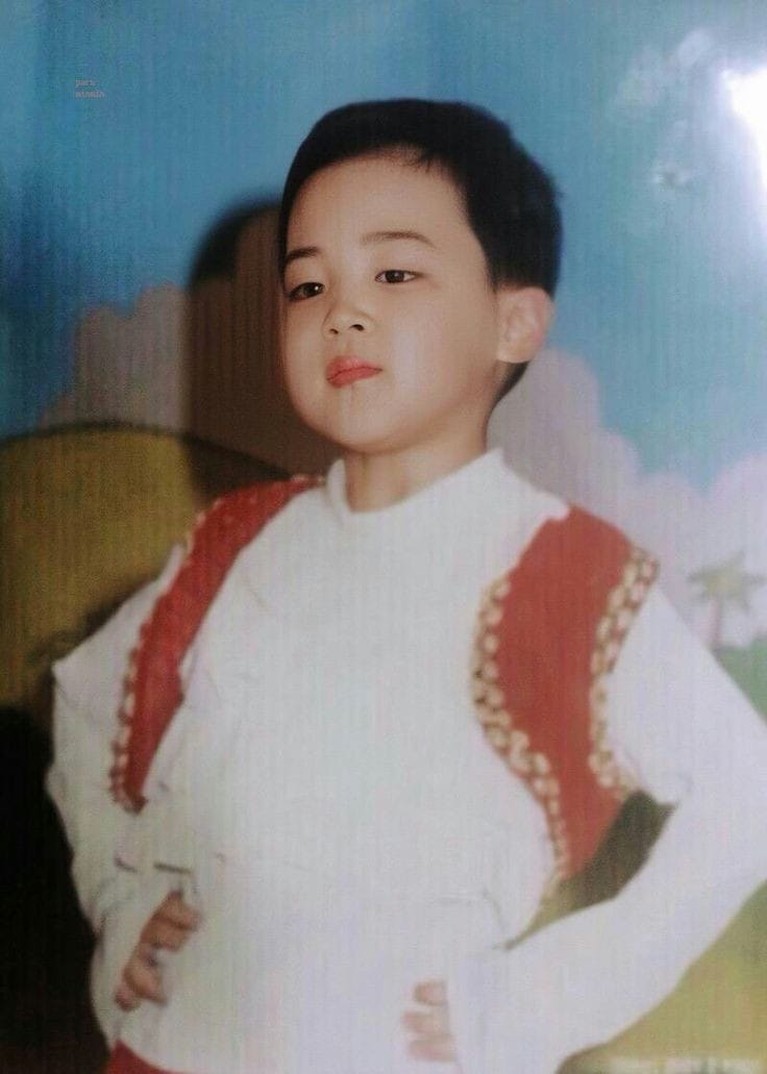Adu Lucu Potret Masa Kecil Para Member BTS Potret masa kecil para member BTS sangat menggemaskan. Yuk kita lihat siapa yang paling lucu!