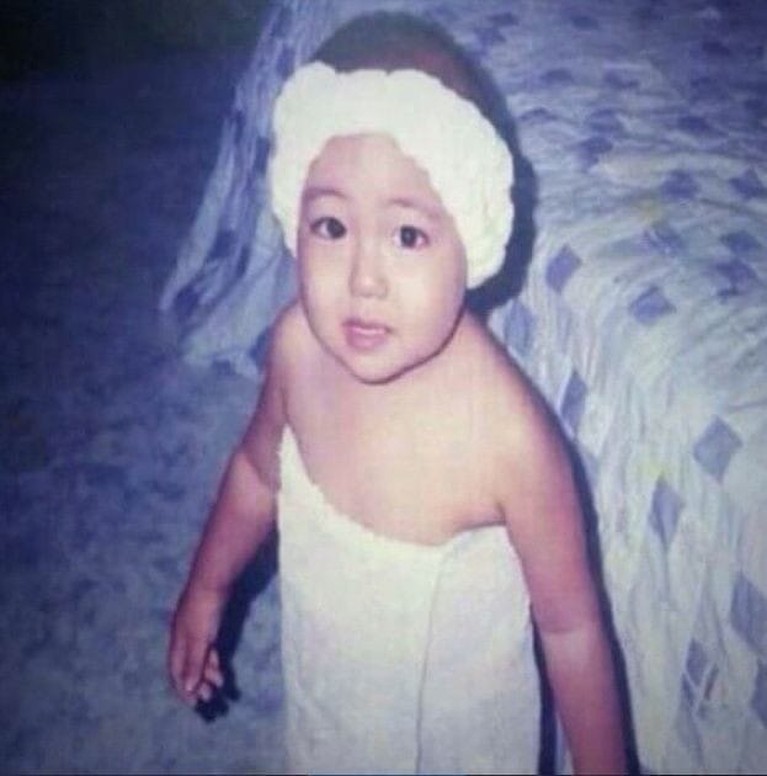 Adu Lucu Potret Masa Kecil Para Member BTS Potret masa kecil para member BTS sangat menggemaskan. Yuk kita lihat siapa yang paling lucu!