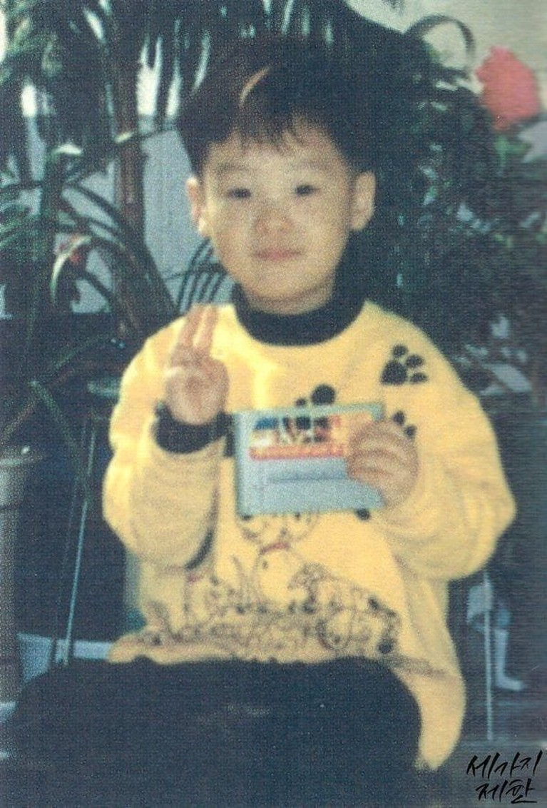 Adu Lucu Potret Masa Kecil Para Member BTS Potret masa kecil para member BTS sangat menggemaskan. Yuk kita lihat siapa yang paling lucu!