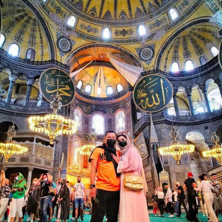 <p>Ashanty dan Anang ketika berkunjung ke Hagia Sophia. (Foto: Instagram @ananghijau)</p>