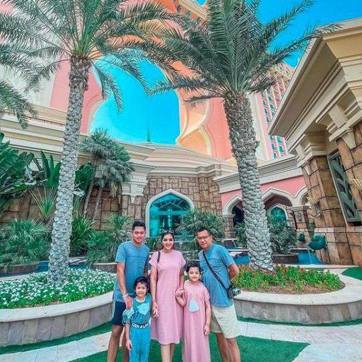 <p>Tak cuma ke Burj Al Arab, Ashanty, Anang dan keluarga juga berkunjung ke hotel mewah lainnya. Seperti di foto ini, mereka tengah berada di depan Atlantis The Palm (Foto: Instagram)</p>