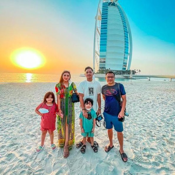 <p>Di Dubai, Ashanty, Anang dan keluarga juga sempat menginap di ikon Dubai yaitu Burj Al Arab. (Foto: Instagram @ashanty_ash)</p>
