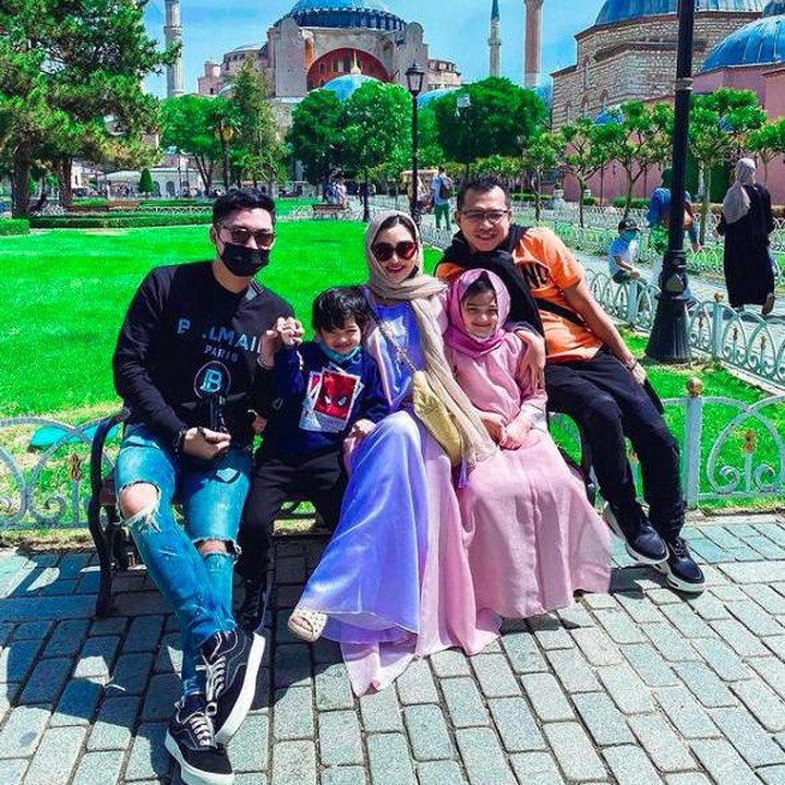 <p>Setelah berkunjung ke Dubai, Ashanty, Anang, dan keluarga pergi ke Istanbul, Turki. (Foto: Instagram @ashanty_ash)</p>