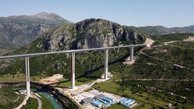 FOTO: Jeratan Utang China di Proyek Mahal Jalan Montenegro