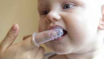 LANGKAH-LANGKAH MEMBERSIHKAN LIDAH BAYI