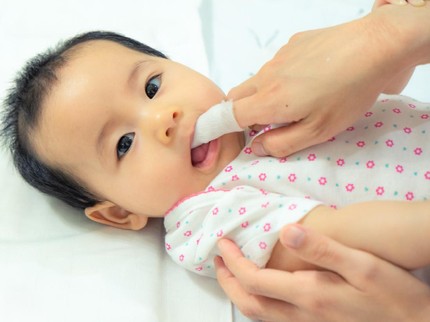 7 Langkah Membersihkan Lidah Bayi agar Terhindar dari Jamur